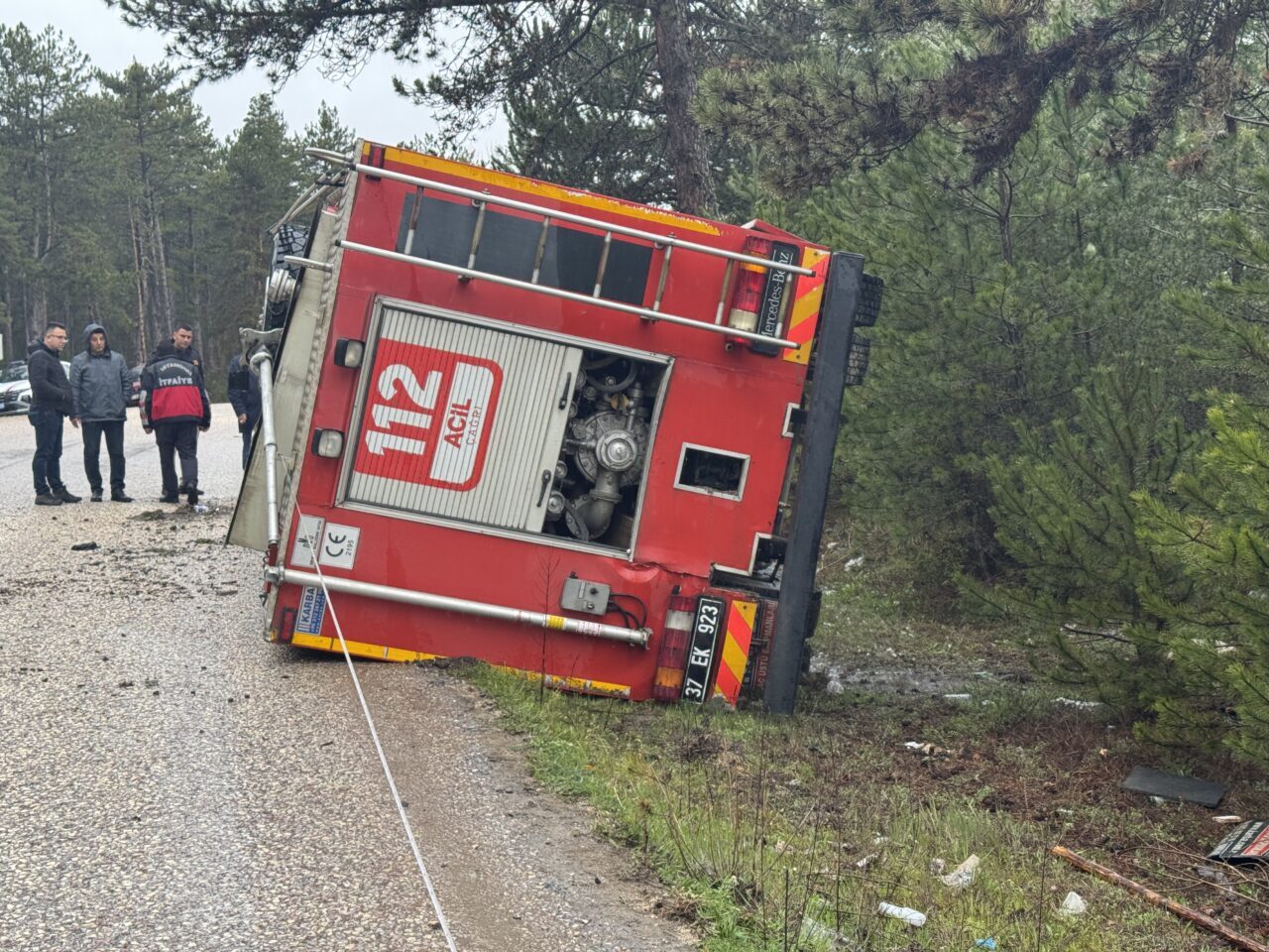 KASTAMONU (AA) – Kastamonu’da yangın ihbarına giderken devrilen itfaiye aracındaki