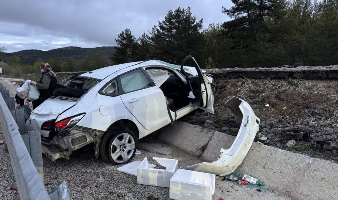 KASTAMONU (AA) – Kastamonu'da devrilen otomobildeki 2'si çocuk 4 kişi