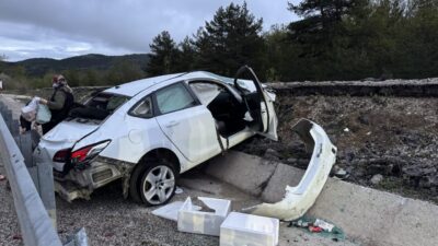KASTAMONU (AA) – Kastamonu'da devrilen otomobildeki 2'si çocuk 4 kişi