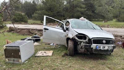 KASTAMONU (AA) – Kastamonu'da devrilen otomobildeki yaşlı çift yaralandı. R.K.