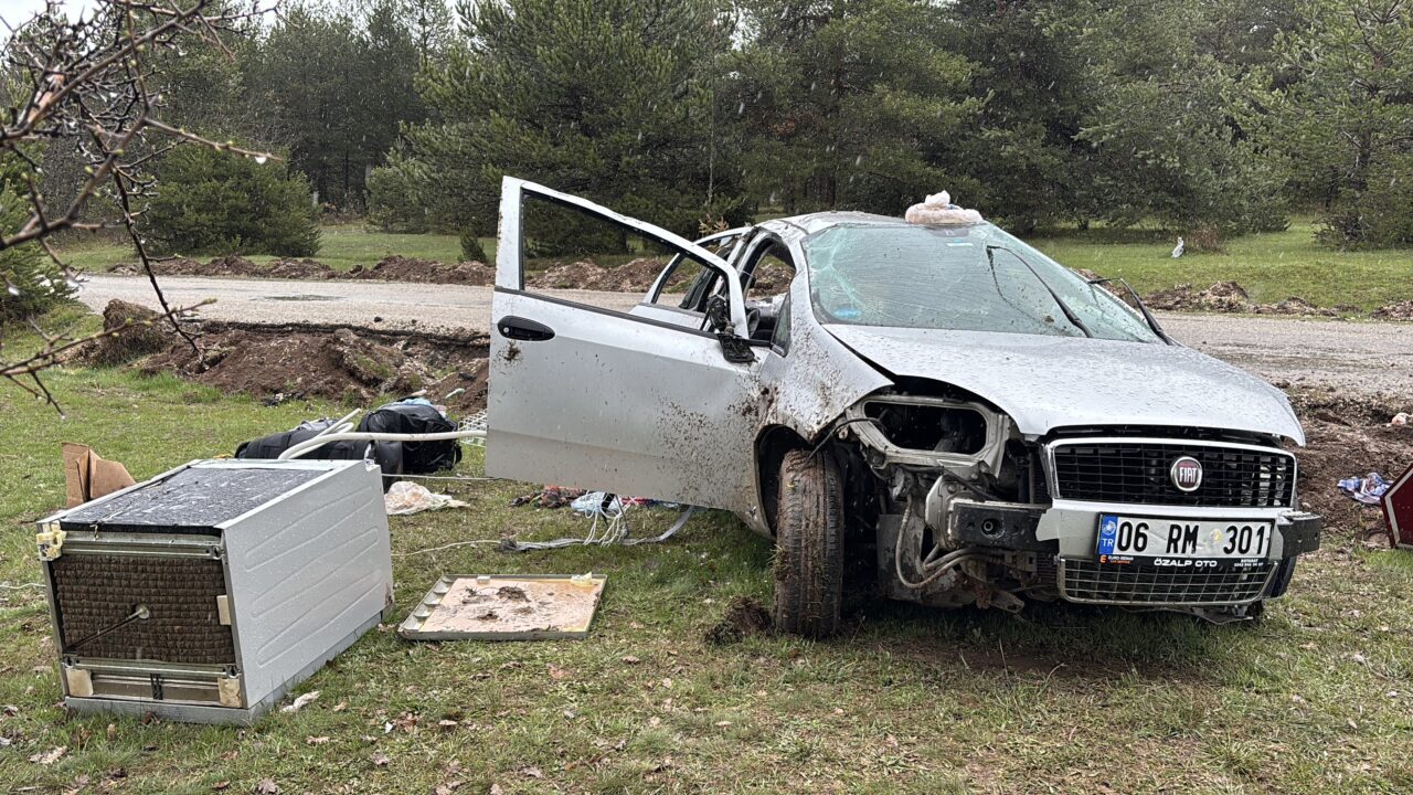 KASTAMONU (AA) – Kastamonu'da devrilen otomobildeki yaşlı çift yaralandı. R.K.
