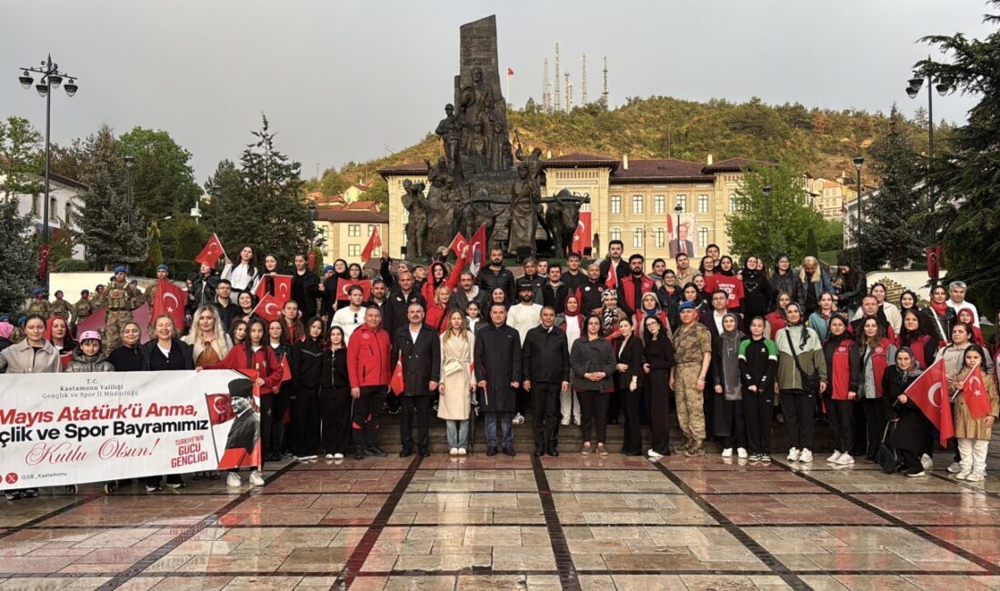 - Sağanak altında gerçekleştirilen yürüyüşe komandolar da eşlik etti