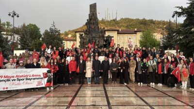 - Sağanak altında gerçekleştirilen yürüyüşe komandolar da eşlik etti