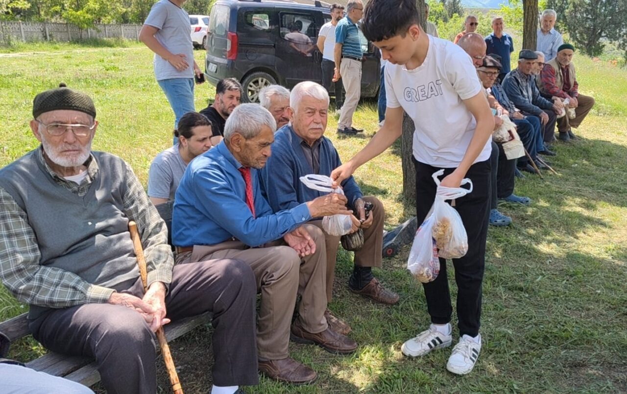 KASTAMONU (AA) – Kastamonu'nun Hanönü ilçesine bağlı Yenice köyünde "helva