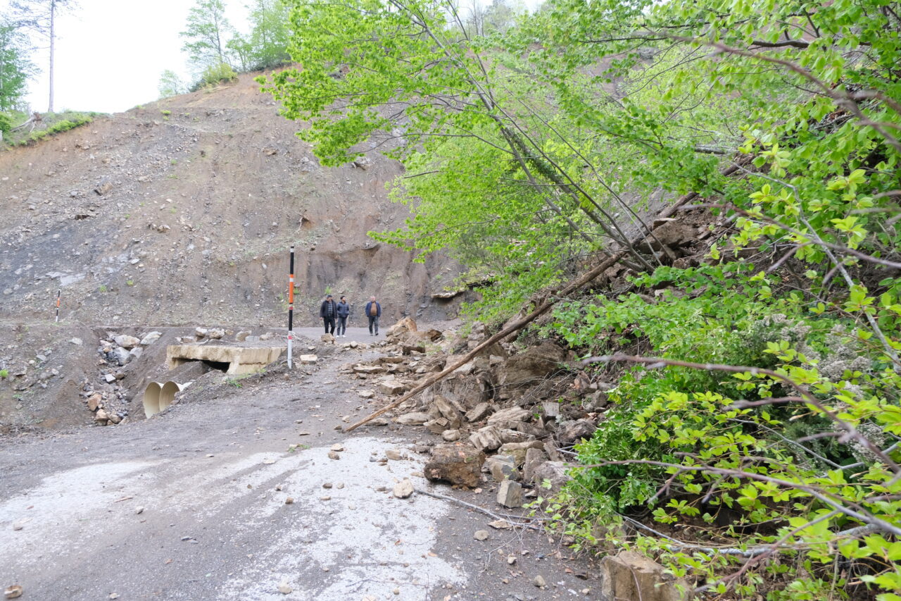 KASTAMONU (AA) – Kastamonu'nun Bozkurt ilçesinde heyelan nedeniyle ulaşıma kapanan