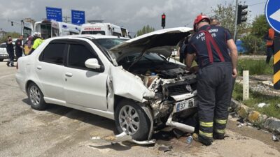 KASTAMONU (AA) – Kastamonu'da, iki otomobilin çarpışması sonucu 8 kişi
