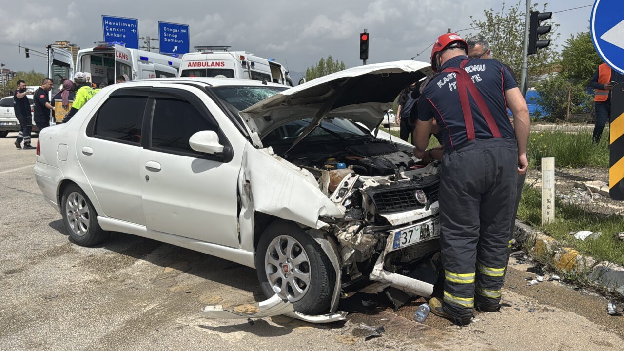 KASTAMONU (AA) – Kastamonu'da, iki otomobilin çarpışması sonucu 8 kişi