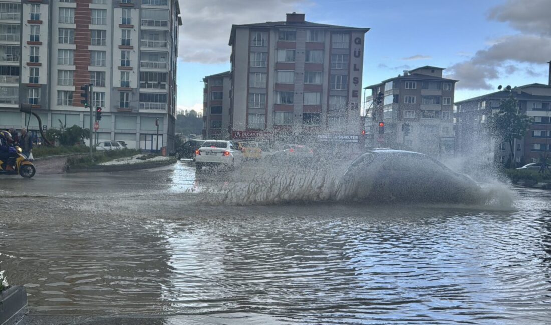 KASTAMONU (AA) – Kastamonu'da sağanak etkili oldu. Kent merkezinde öğle