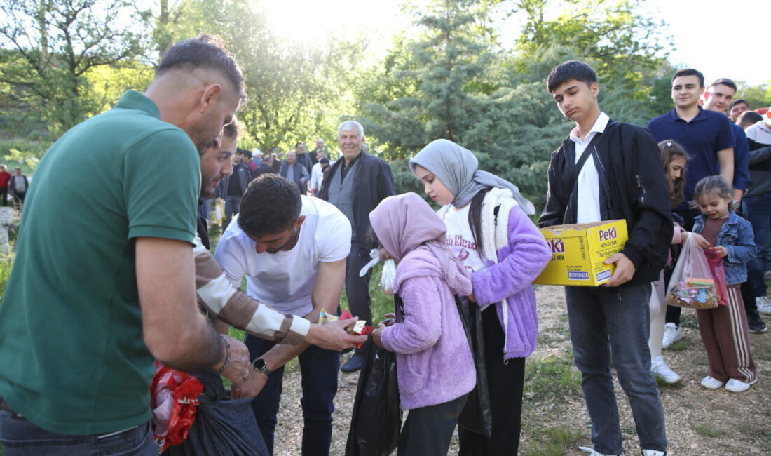 KASTAMONU (AA) – Kastamonu'da vatandaşlar, arife günleri mezarlık ziyaretinde çocuklara