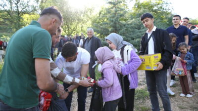 KASTAMONU (AA) – Kastamonu'da vatandaşlar, arife günleri mezarlık ziyaretinde çocuklara