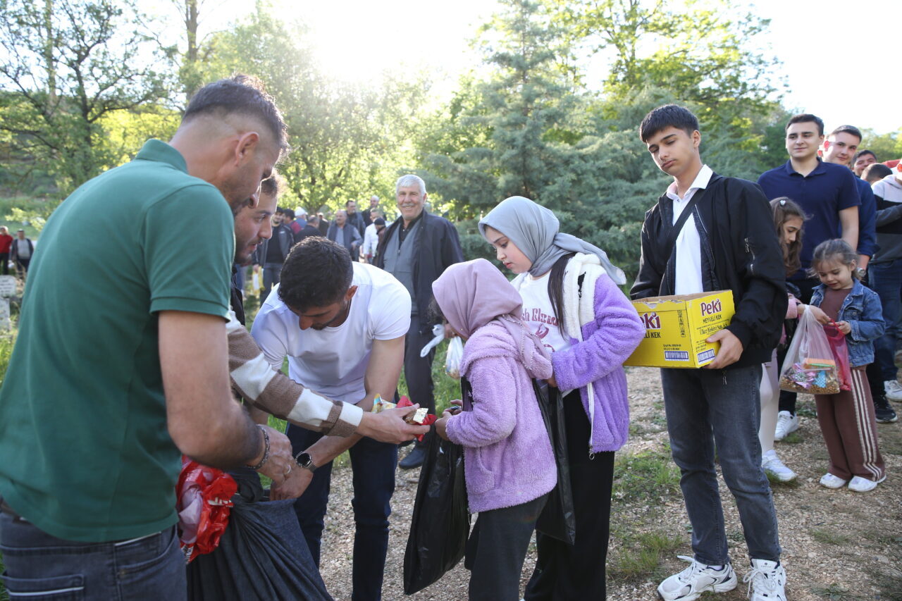 KASTAMONU (AA) – Kastamonu'da vatandaşlar, arife günleri mezarlık ziyaretinde çocuklara