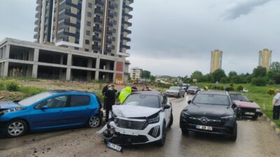 KASTAMONU (AA) – Kastamonu'da 5 aracın karıştığı trafik kazasında 5