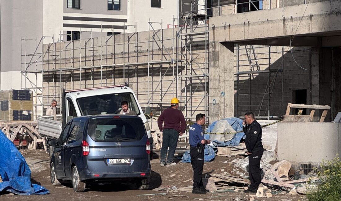 KAYSERİ (AA) – Kayseri'nin Kocasinan ilçesinde inşaatta yük asansöründe taşınan