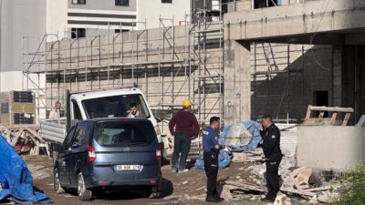 KAYSERİ (AA) – Kayseri'nin Kocasinan ilçesinde inşaatta yük asansöründe taşınan