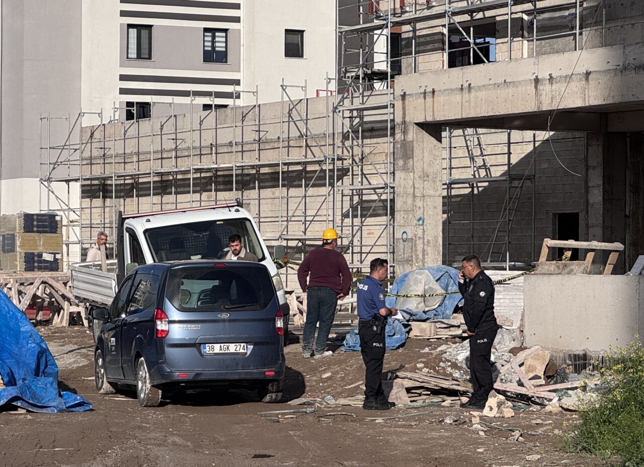 KAYSERİ (AA) – Kayseri'nin Kocasinan ilçesinde inşaatta yük asansöründe taşınan