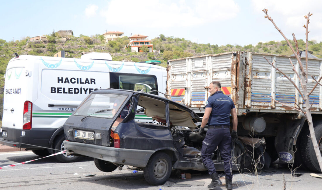 KAYSERİ (AA) – Kayseri'nin merkez Hacılar ilçesinde kamyon ile otomobilin