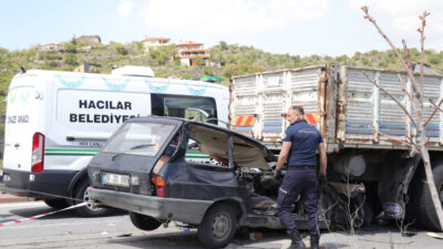 KAYSERİ (AA) – Kayseri'nin merkez Hacılar ilçesinde kamyon ile otomobilin
