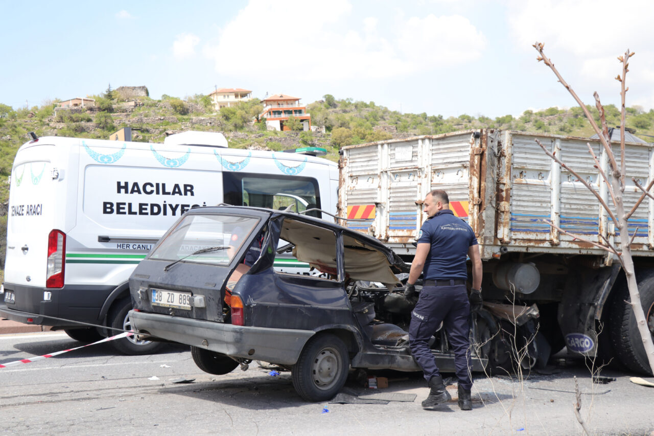 KAYSERİ (AA) – Kayseri'nin merkez Hacılar ilçesinde kamyon ile otomobilin