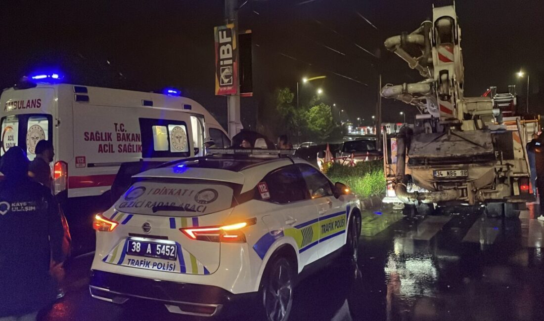 KAYSERİ (AA) – Kayseri'nin Kocasinan ilçesinde kamyonla çarpışıp tramvay yoluna