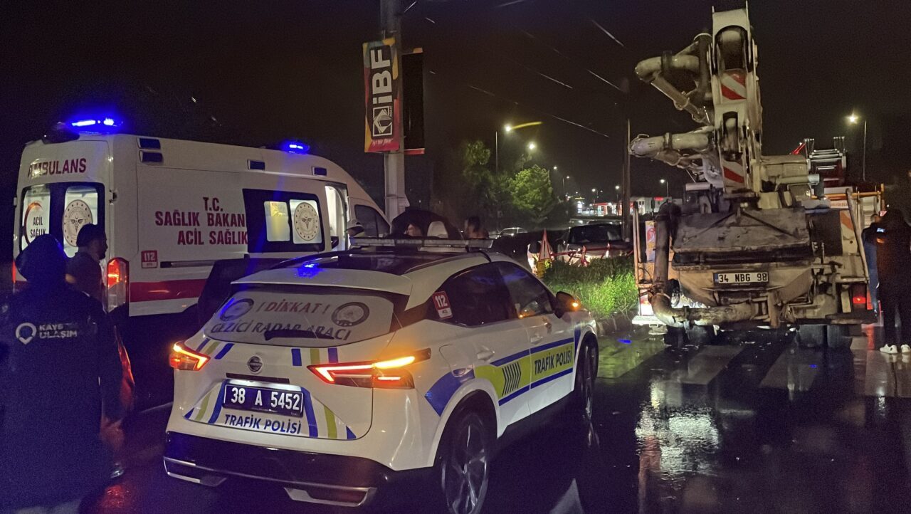KAYSERİ (AA) – Kayseri'nin Kocasinan ilçesinde kamyonla çarpışıp tramvay yoluna