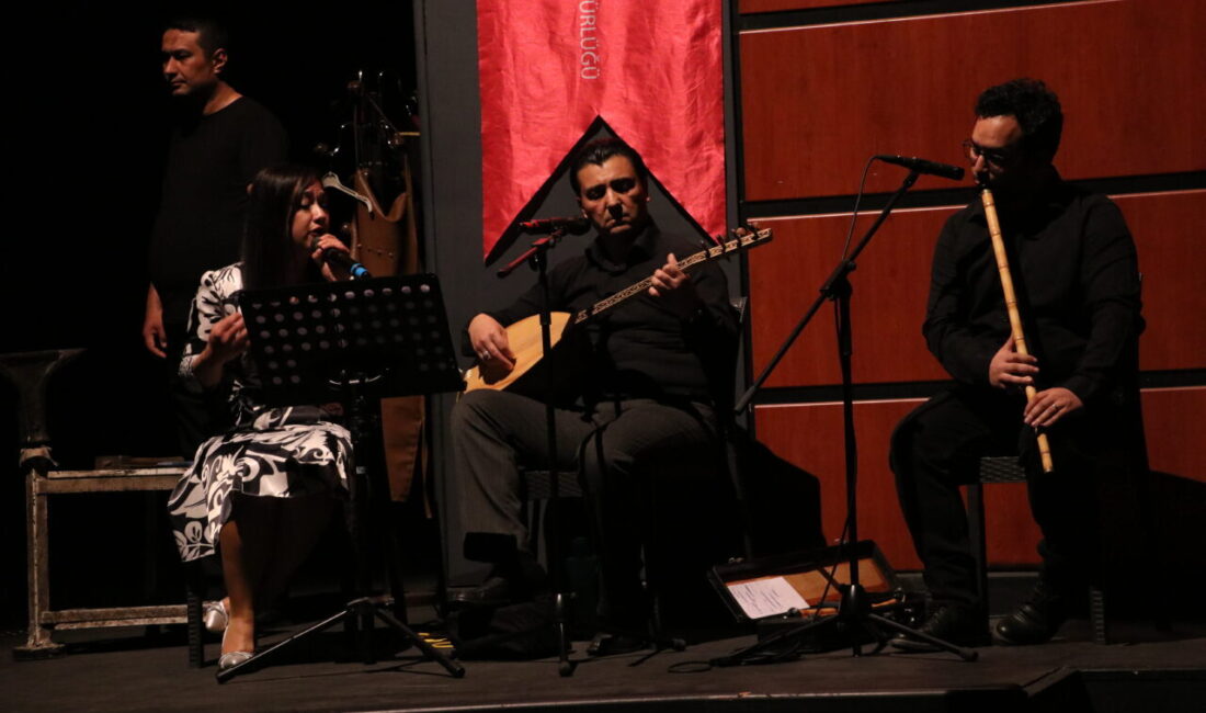 KAYSERİ (AA) – Kayseri'de tiyatroya gönül veren 16 öğretmenin oynadığı
