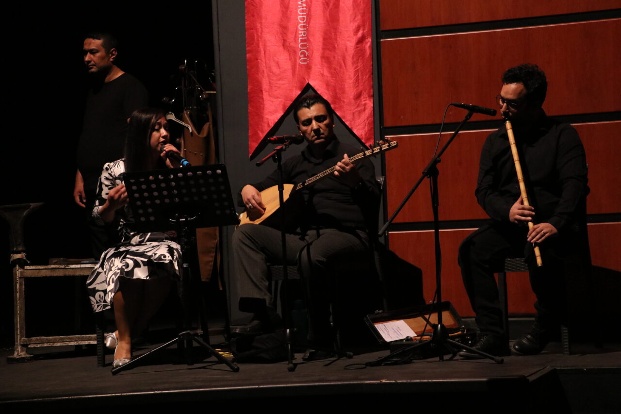 KAYSERİ (AA) – Kayseri'de tiyatroya gönül veren 16 öğretmenin oynadığı