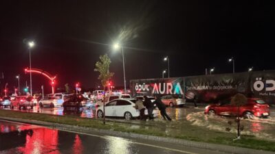 KAYSERİ (AA) – Kayseri'de etkili olan sağanak, yaşamı olumsuz etkiledi.