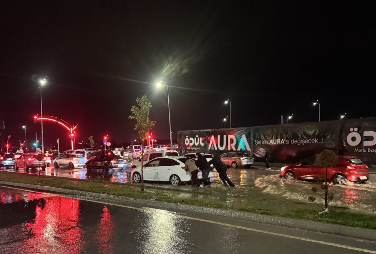 KAYSERİ (AA) – Kayseri'de etkili olan sağanak, yaşamı olumsuz etkiledi.