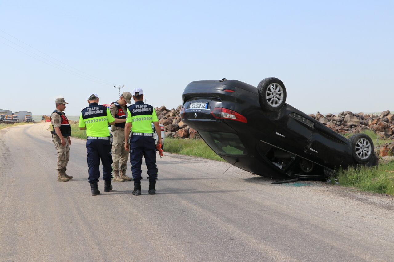 KİLİS (AA) – Kilis'te otomobilin devrilmesi sonucu 5 kişi yaralandı.