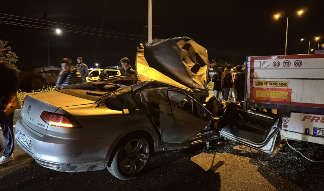 KİLİS (AA) – Kilis'te park halindeki tıra çarpan otomobildeki 2