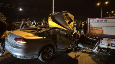 KİLİS (AA) – Kilis'te park halindeki tıra çarpan otomobildeki 2