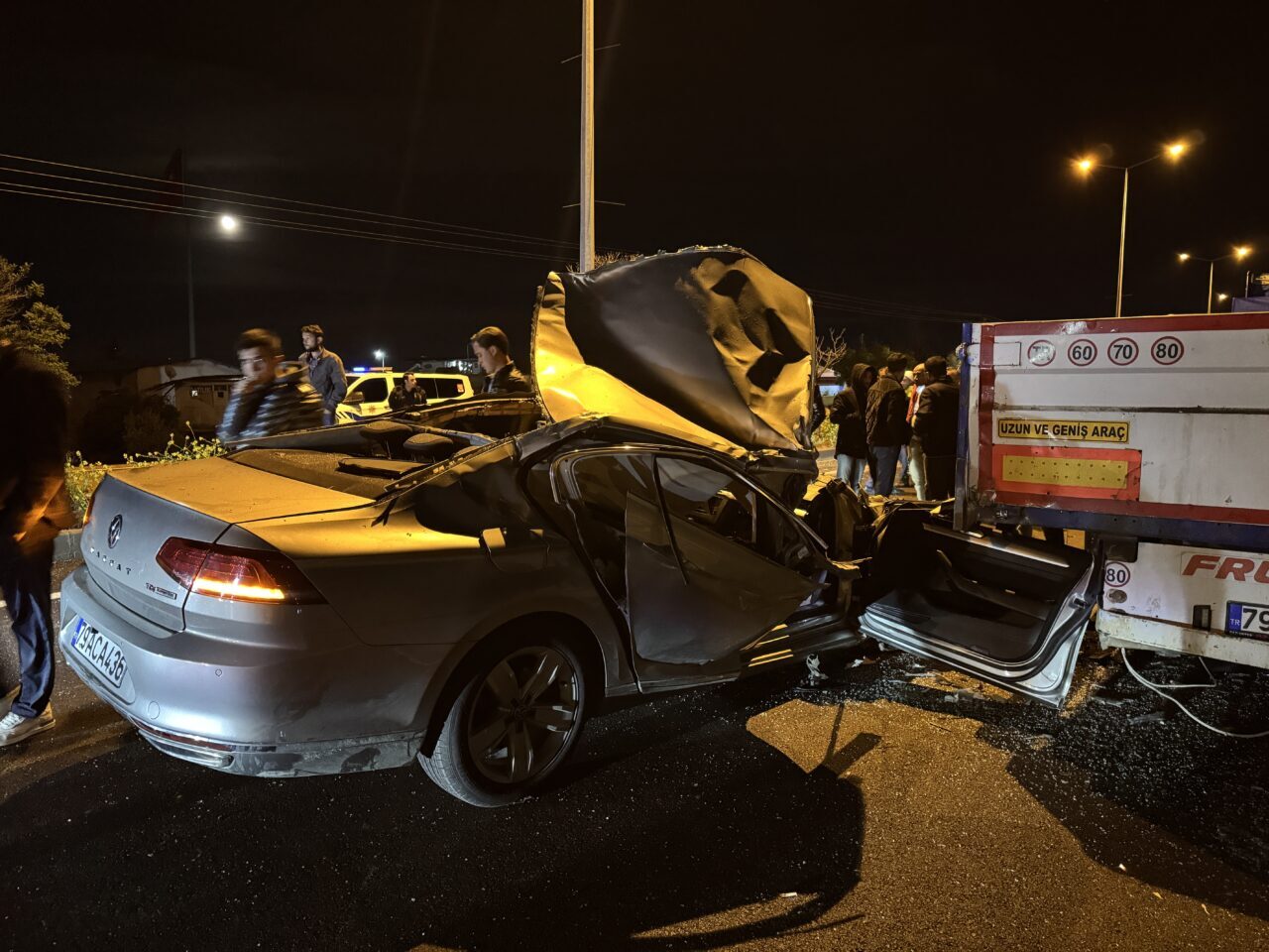 KİLİS (AA) – Kilis'te park halindeki tıra çarpan otomobildeki 2