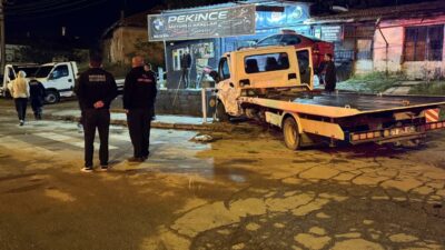 KIRIKKALE (AA) – Kırıkkale'de bir otomobilin park halindeki çekiciye çarpması