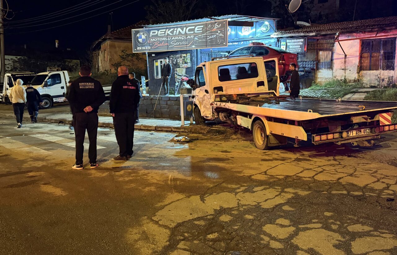 KIRIKKALE (AA) – Kırıkkale'de bir otomobilin park halindeki çekiciye çarpması