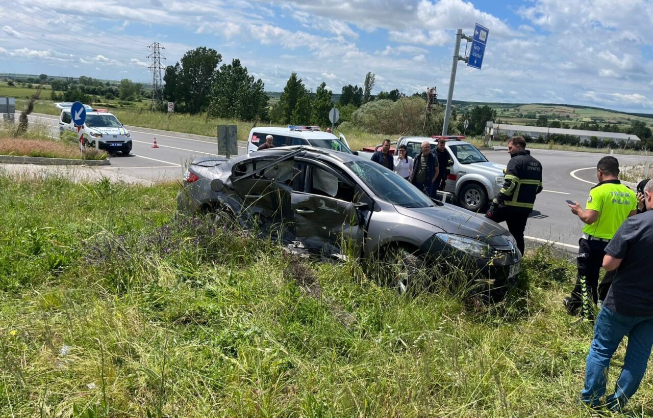 KIRKLARELİ (AA) – Kırklareli'nin Vize ilçesinde iki otomobilin çarpışması sonucu