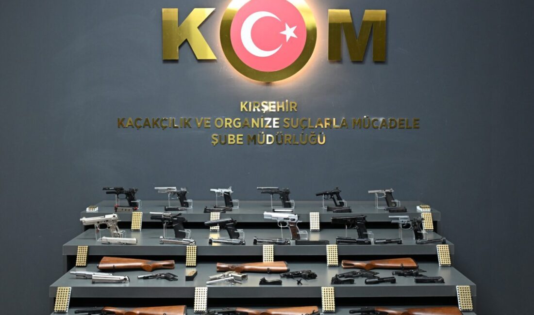 KIRŞEHİR (AA) – Kırşehir'de düzenlenen operasyonda ruhsatsız 3 tabancanın yanı