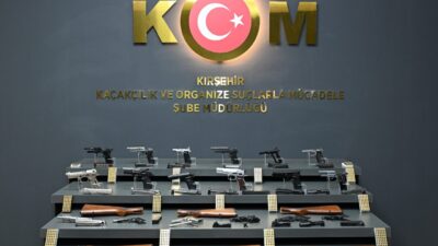 KIRŞEHİR (AA) – Kırşehir'de düzenlenen operasyonda ruhsatsız 3 tabancanın yanı