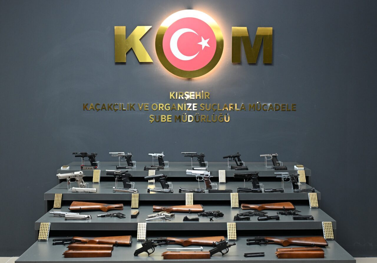 KIRŞEHİR (AA) – Kırşehir'de düzenlenen operasyonda ruhsatsız 3 tabancanın yanı