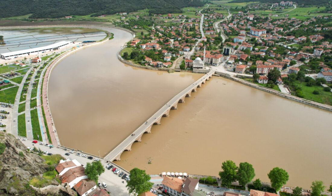 ÇORUM (AA) – Çorum'un Osmancık ilçesinde Kızılırmak Nehri'nin rengi kahverengiye