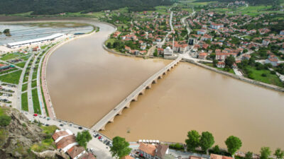 ÇORUM (AA) – Çorum'un Osmancık ilçesinde Kızılırmak Nehri'nin rengi kahverengiye