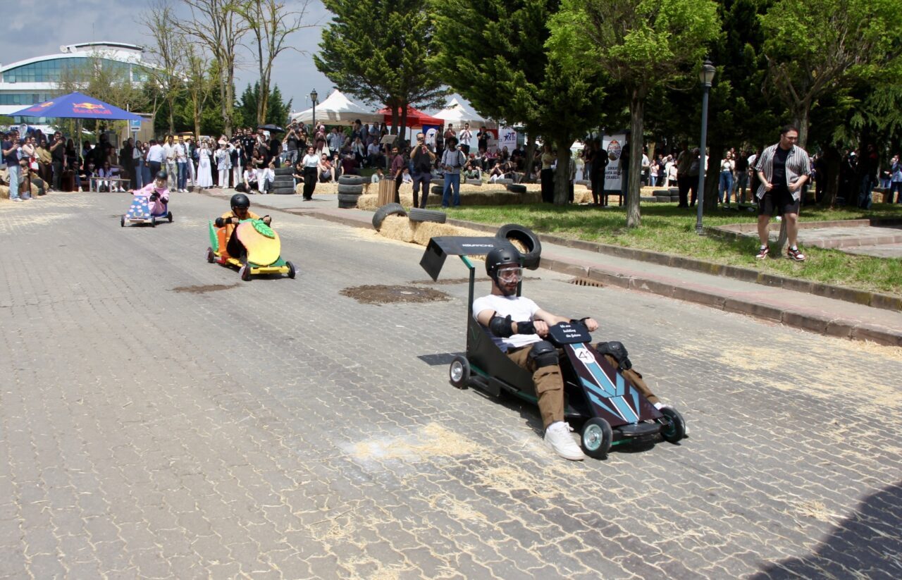 KOCAELİ (AA) – Kocaeli Üniversitesi (KOÜ) bahar şenlikleri kapsamında tahta