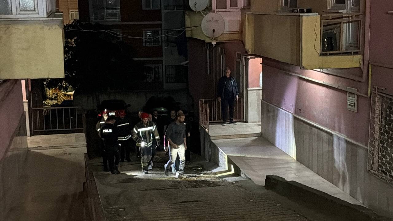 KOCAELİ (AA) – Kocaeli'nin Gebze ilçesinde kolon ve kirişlerinden ses