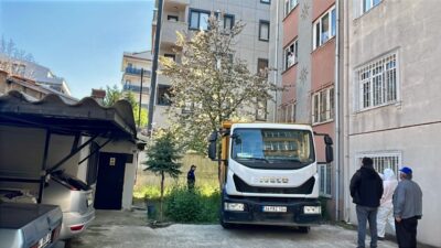 KOCAELİ (AA) – Kocaeli'nin Gebze ilçesinde bir binadaki daireden kamyonlarca