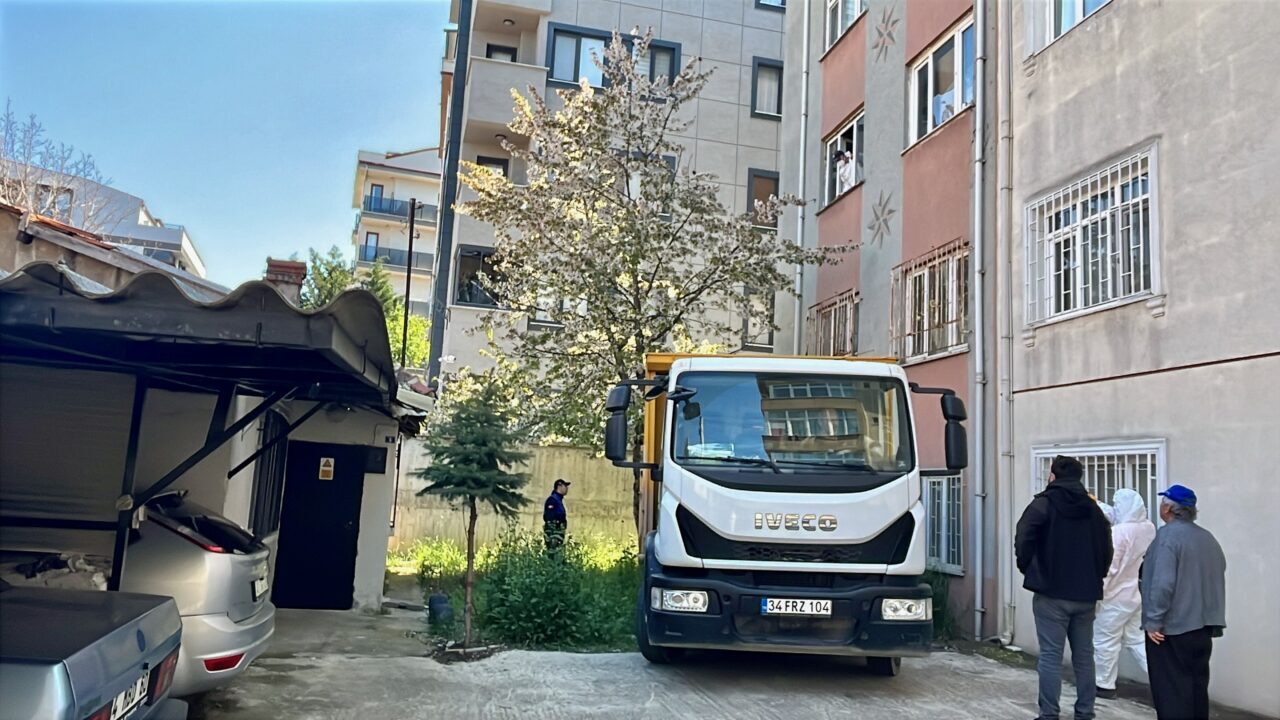 KOCAELİ (AA) – Kocaeli'nin Gebze ilçesinde bir binadaki daireden kamyonlarca