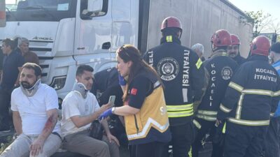 KOCAELİ (AA) – Kocaeli'nin Çayırova ilçesinde işçi servisi ile tırın