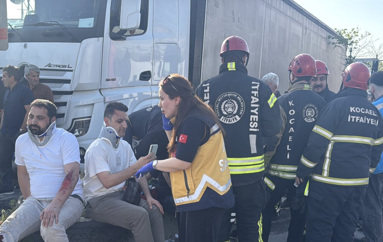 KOCAELİ (AA) – Kocaeli'nin Çayırova ilçesinde işçi servisi ile tırın