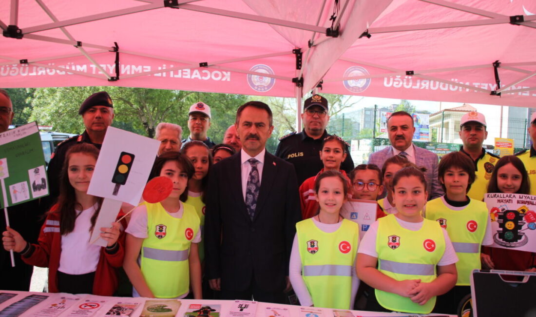 KOCAELİ (AA) – Kocaeli'de düzenlenen etkinlikte "Trafik Dedektifi" yazılı yelekler
