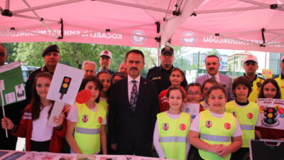 KOCAELİ (AA) – Kocaeli'de düzenlenen etkinlikte "Trafik Dedektifi" yazılı yelekler