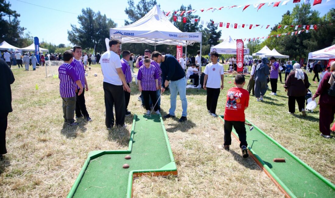 KOCAELİ (AA) – Kocaeli'de festivalde buluşan özel gereksinimli çocuklar, keyifli