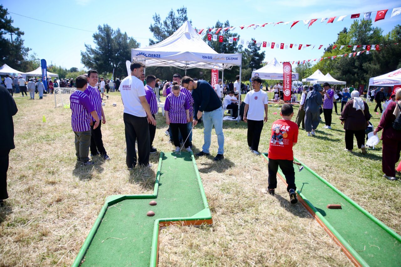 KOCAELİ (AA) – Kocaeli'de festivalde buluşan özel gereksinimli çocuklar, keyifli